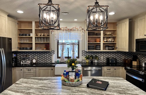 Hendersonville House | LUXURY FARMHOUSE, 2 Living spaces, Sleeps 12, PRIVATE in the mtns, 10min to town