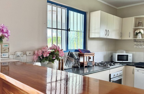 Martintar Villa | Luxury Fijian villa w/airport transfer. Family friendly & 5 mins from the beach!