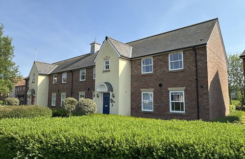 Filey Cottage | Luxury first floor apartment sleeping 3 in 1 king sized bedroom.