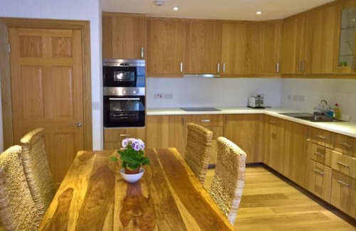 Inverkeithing Apartment | Luxury flat, 20 minutes by train to Edinburgh