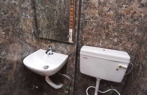 Lajpat Nagar Apartment | Luxury flat in foreigner areof lajpat nagar with fully equipped kitch