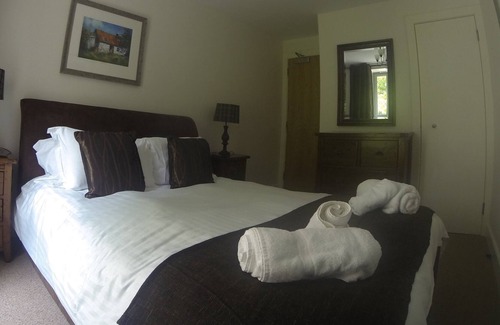 Fort Augustus Apartment | Luxury flat in old Abbey: Wi-Fi, pool, tennis, bbq. Walk to pubs & restaurants