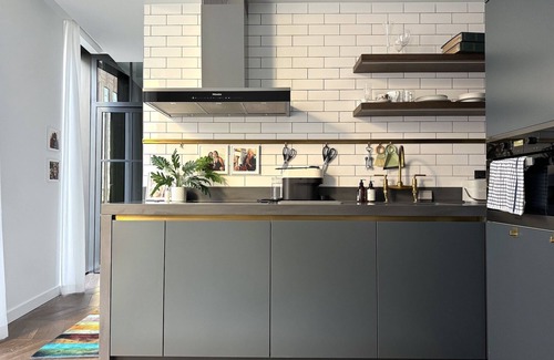 Nine Elms Apartment | Luxury flat steps away from shops and restaurants in Battersea Power Station