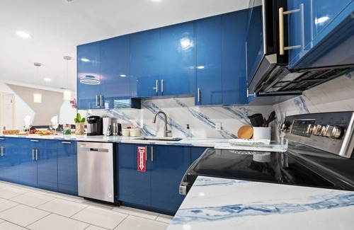 Fort Lauderdale House | Luxury Fort Lauderdale Escape – Private Pool, Screened Patio | Minutes from Beaches & Nightlife!
