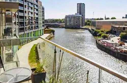 Island Gardens House | LUXURY FREE SPA HOUSE for ONLY Women/3 min by walk to station/Yoga AND FRESH TEA
