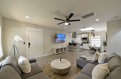 Victoria Park Villa | Luxury FTL Compound: Private Pool & Putting Green, Near Las Olas Blvd