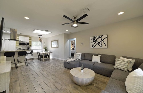 Victoria Park Villa | Luxury FTL Compound: Private Pool & Putting Green, Near Las Olas Blvd