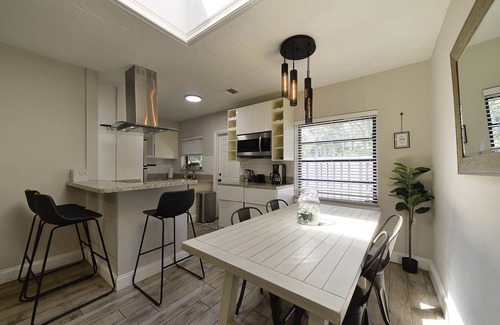 Victoria Park Villa | Luxury FTL Compound: Private Pool & Putting Green, Near Las Olas Blvd