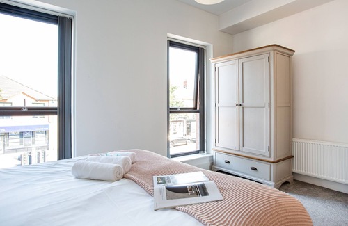 Ormeau Apartment | Luxury | Fully Equipped Kitchen | Ormeau Park