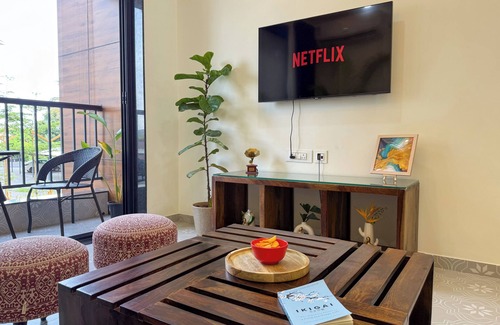 Candolim Apartment | Luxury Garden-View 1BHK I Near Candolim Beach I Free Parking I Fast Wifi