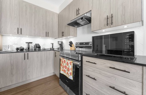 Ottawa Division House | Luxury Getaway | Game Room Entertainment + Dedicated Office Space