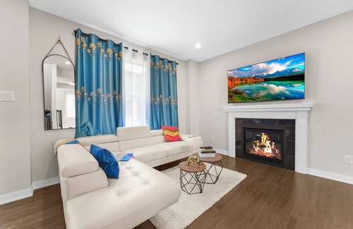 Ottawa Division House | Luxury Getaway | Game Room Entertainment + Dedicated Office Space