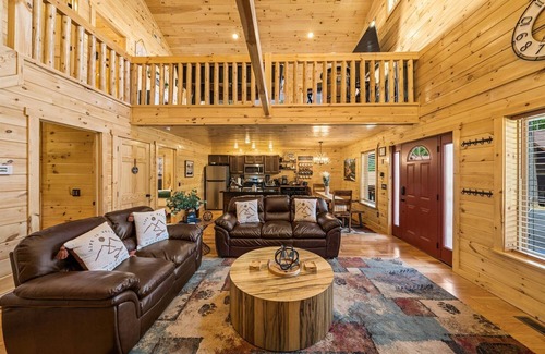 White Oak Lodge Cabin | Luxury Getaway @GTBurg DWNTN. HotTub. BeachPool .Games. Karaoke. Coffee Bar.