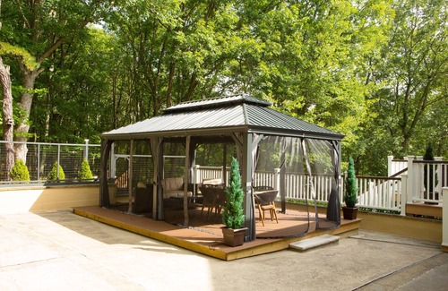 Bushkill House | Luxury getaway in vibrant woods, Jacuzzi, Hot Tub, Pool, Star Gazing.