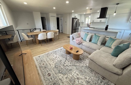 Applewood West House | Luxury Golden Retreat w Spa + Game Room w video games and pool table, Sleeps 15