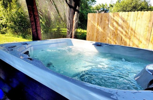 Houghton House | Luxury Group Retreat – Sauna, Hot Tub, Games & Minutes from MTU