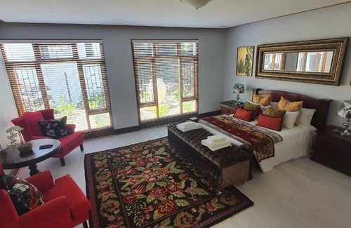 Waverley House | Luxury Guesthouse Co @ ouVrystaatHuis