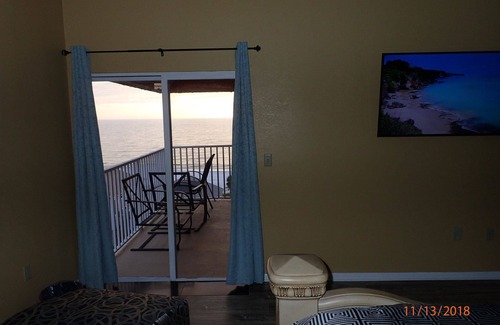 Redington Shores Condo | Luxury Gulf Condo 3BR 3BA w/Penthouse Jacuzzi! Gulf & Intercoastal views!