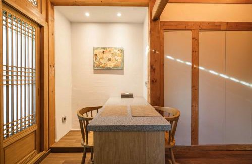 Gahoe-dong Villa | Luxury Hanok Stay Starlight