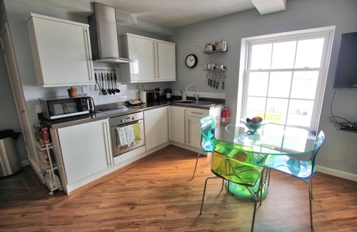 Mylor Churchtown Apartment | Luxury. Harbour-front. 2 Bedroom Apartment with Parking