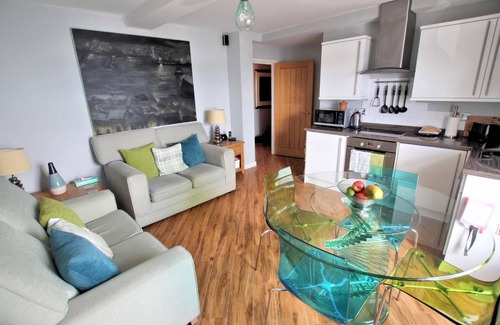 Mylor Churchtown Apartment | Luxury. Harbour-front. 2 Bedroom Apartment with Parking