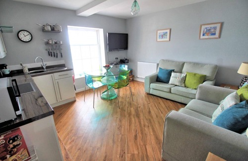 Mylor Churchtown Apartment | Luxury. Harbour-front. 2 Bedroom Apartment with Parking