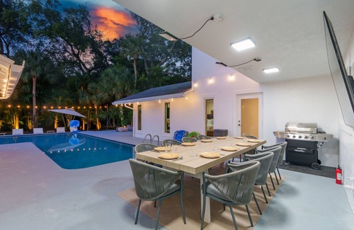 River Oaks Villa | Luxury Heated Huge Pool Gameroom Designer Villa