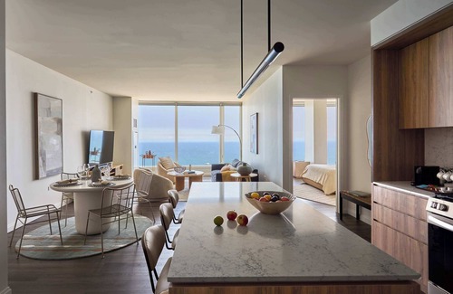The Loop Apartment | Luxury High-Floor Retreats + Lake Views