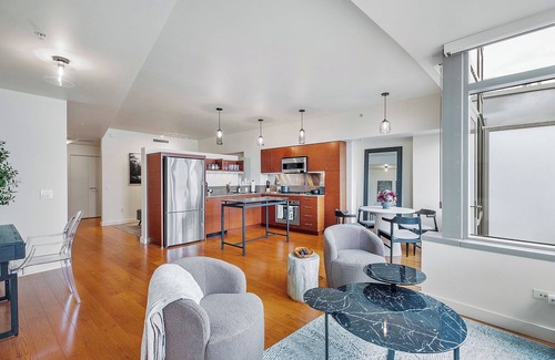 Corbett - Terwilliger - Lair Hill Condo | Luxury high rise condo with river and mountain views, walk to OHSU