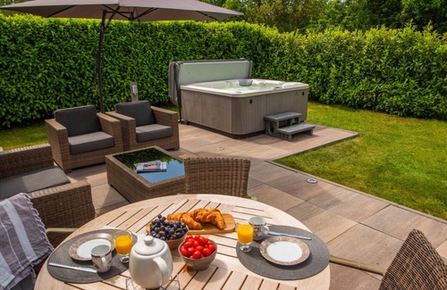 Heetveld Ski Chalet | Luxury Holiday Chalet 1-4 persons with Private Jacuzzi, Private Sauna and Sun Shower.