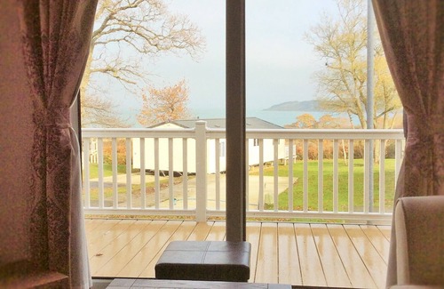 Cowes House | LUXURY HOLIDAY LODGE WITH SEA VIEWS ON PICTURESQUE HOLIDAY PARK