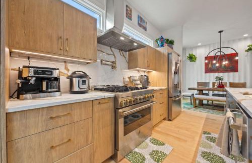 Reynoldstown House | Luxury Home 4BR 4BA City Views HotTub GameRoom