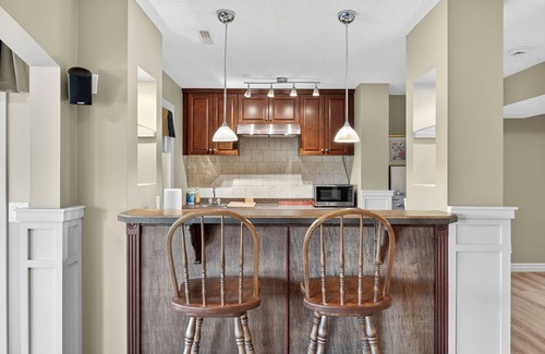 Panorama Hills House | Luxury Home, 5 BR, 10 Beds, Crib, Sleeps 12, Office room, Play room, 12m to YYC.