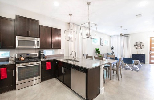 Galindo House | Luxury Home Close to Downtown for 30day+ Rent! King bed + 2 queens!