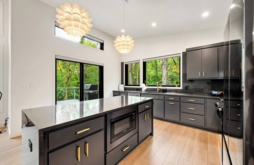 Niles House | Luxury Home: Hot tub, EV charger, Firepit, 5 min to Morris Estate or Downtown!