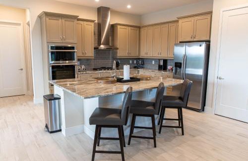 Kissimmee House | Luxury Home in Bears Den Near Disney with Private Pool, Movie Room, Pool Table & Resort Amenities - 7924JC
