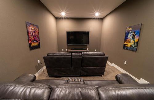 Kissimmee House | Luxury Home in Bears Den Near Disney with Private Pool, Movie Room, Pool Table & Resort Amenities - 7924JC