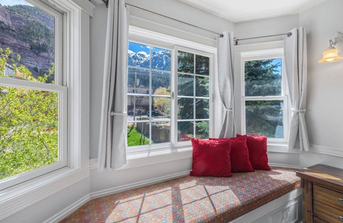 Ouray House | Luxury Home in Downtown Ouray - Sleeps 10 - Spacious - Pet-friendly
