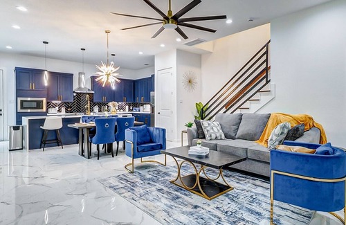OST - South Union House | Luxury home in downtown Houston minutes from NRG/Med Center/Zoo and Aquarium