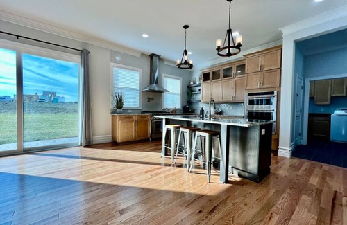 Otterbien Home Villa | Luxury Home Incredible master suite Liberty Twp OH