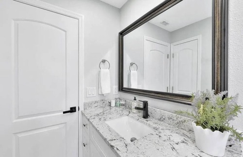 Largo House | Luxury Home Mins To HCA Hospital Beach & Downtown
