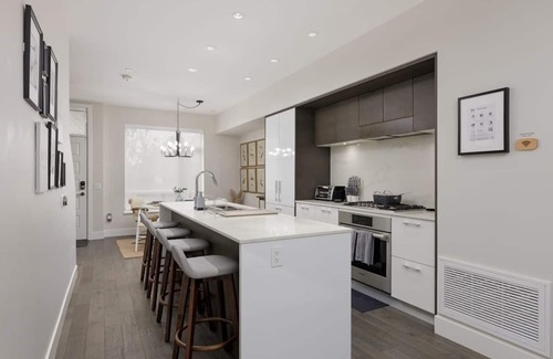 Marpole House | Luxury home near DT and YVR w/2 indoor parking