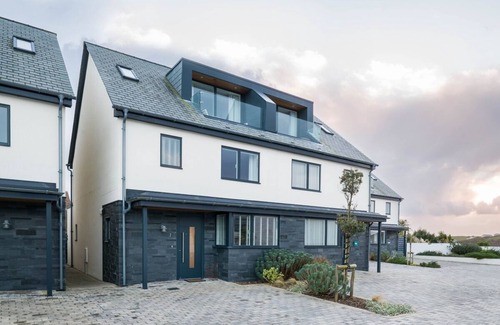 Holywell House | Luxury home near the beach at Holywell Bay