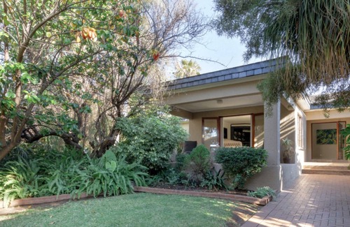 Greater Johannesburg Metropolitan Area House | Luxury home nr Sandton w/large outdoor space, sunset pool & office w/wifi