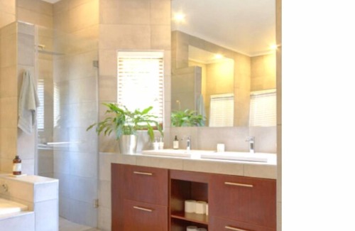 Greater Johannesburg Metropolitan Area House | Luxury home nr Sandton w/large outdoor space, sunset pool & office w/wifi