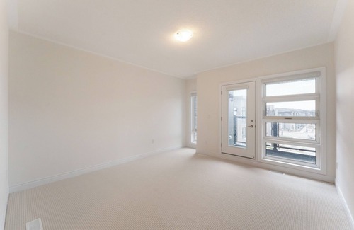Oakville House | Luxury HOME OASIS in OAKVILLE! 3 storey townhome. upgraded appliances Sleeps 10.