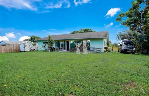 Palm Springs House | Luxury home on 1 acre near Trump golf club in West palm beach Fl, 3 ml to ocean!