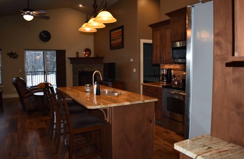 Columbia Falls House | Luxury Home on Golf Course- Hot Tub-Sleeps 10