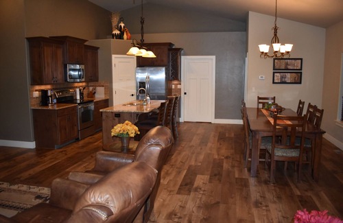 Columbia Falls House | Luxury Home on Golf Course- Hot Tub-Sleeps 10