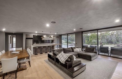 Woodend House | Luxury home set on 20 acres of secluded bushland.